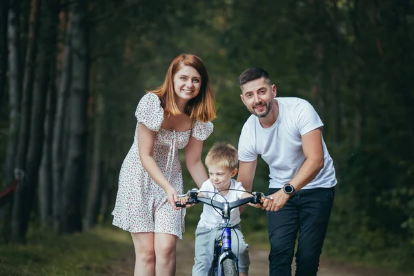Junge Familie Bei Einem Picknick Wald Mann Frau Und Kleiner — Stockfoto