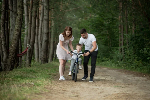 Junge Familie Bei Einem Picknick Wald Mann Frau Und Kleiner — Stockfoto