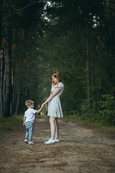 Молодая Женщина Мама Ходит Маленьким Сыном Лесу Рука Учит Ходить — стоковое фото