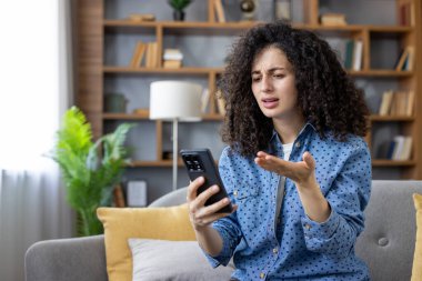 Hüsrana uğramış genç bir kadın teknolojik bir sorun yaşadığında ya da akıllı telefonundan kötü haberler aldığında üzgün ve kafası karışmış bir şekilde evdeki bir kanepede oturuyor.