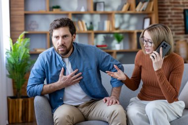 Kalp krizi geçiren bir adam. Koltuğunda sıkıntılı bir kadın otururken göğsünü tutuyor. Evde bir oturma odasında cep telefonuyla acil tıbbi yardım çağrısı yapıyor.