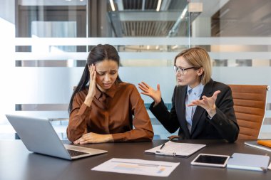 Modern ofis ortamında agresif ve sinirli bir yöneticiyle gergin bir iş toplantısı sırasında işyeri tacizi ve patinaj çeken stresli bir çalışan.