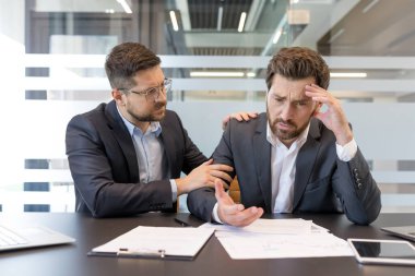 Profesyonel başarısızlık ve duygusal umutsuzluk yaşayan sıkıntılı bir erkek arkadaşa destek ve empati sağlayan iş adamları, modern ofisteki sorunları tartışıyorlar.