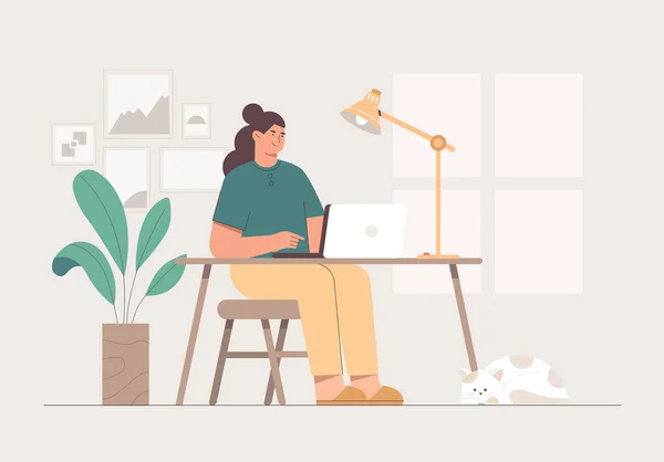 Conceito de escritório de casa, mulher freelancer jovem que trabalha com o computador portátil no quarto acolhedor - lâmpada, flor verde no pote, gato. Personagens femininas trabalham em casa. Ilustração vetorial de desenho animado de estilo plano. —  Vetores de Stock