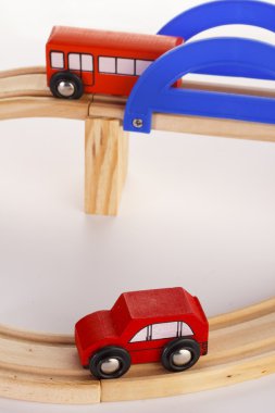 Beyaz arka plan üzerinde bir yolda ayarla bir yuvası ahşap araba yarış