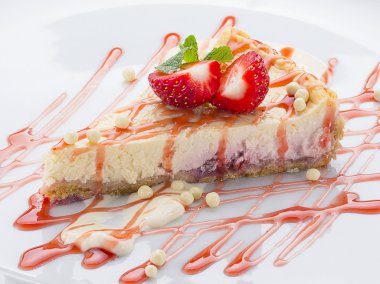 Beyaz arka plan üzerinde çilekli cheesecake