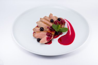 Kızılcık soslu kızarmış ördek göğsü