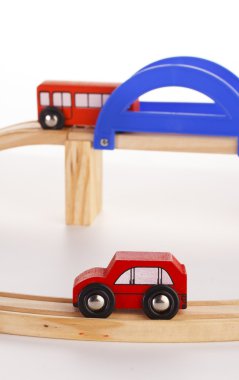 Beyaz arka plan üzerinde bir yolda ayarla bir yuvası ahşap araba yarış