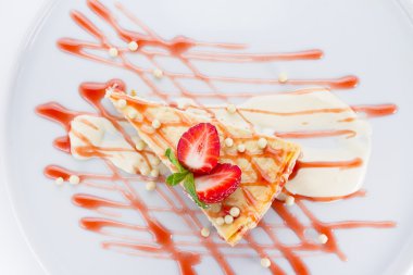 Beyaz arka plan üzerinde çilekli cheesecake