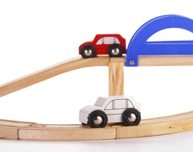 Beyaz arka plan üzerinde bir yolda ayarla bir yuvası ahşap araba yarış