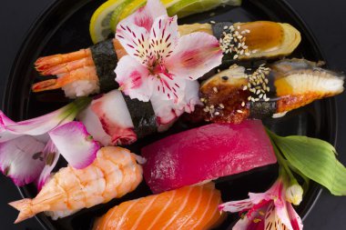 Suşi bir siyah plaka ve siyah arka plan ayarla