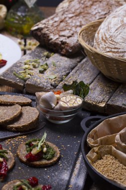 İtalyan kanepeler üzerinde rustik arka plan belirleme