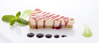 Beyaz arka plan üzerinde izole çilekli cheesecake