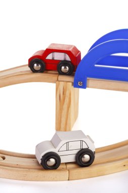Beyaz arka plan üzerinde bir yolda ayarla bir yuvası ahşap araba yarış