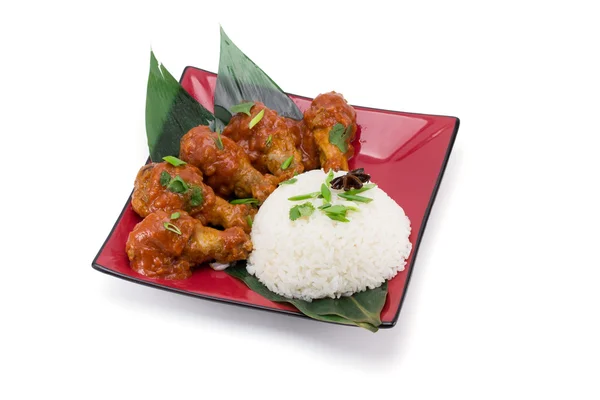Comida asiática. Arroz com frango e caril isolado sobre fundo branco — Fotografia de Stock