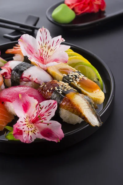 Japanese cuisine. Sushi. — Stock Photo, Image