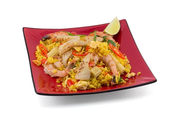 Rýže s kari a seafoods izolovaných na bílém pozadí. — Stock fotografie