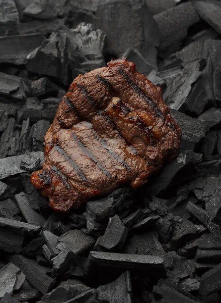 Eti biftek kömürlerin üzerinde — Stok fotoğraf