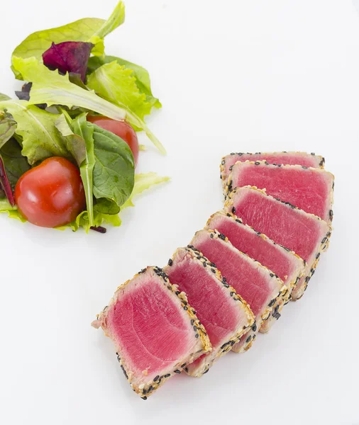 Una filet met sesam en groenten op witte achtergrond — Stockfoto