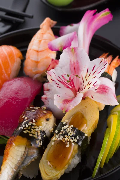 Sushi på en svart tavla och svart bakgrund — Stockfoto