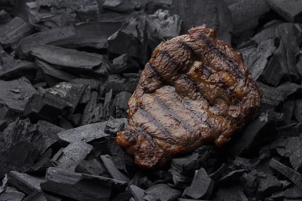 Fleischsteak auf Kohlen — Stockfoto