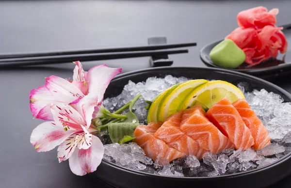 Salmone crudo sasimi con ghiaccio su fondo nero — Foto Stock