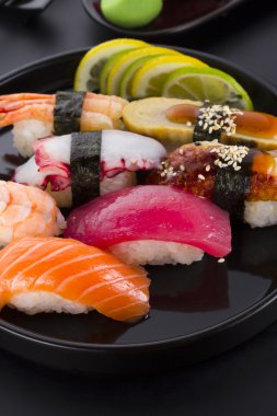 Suşi bir siyah plaka ve siyah arka plan ayarla