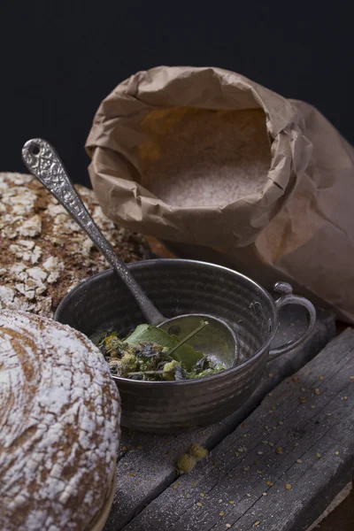 Βότανα και φρέσκο hommeade στρογγυλό ψωμί. Ρουστίκ. — Φωτογραφία Αρχείου