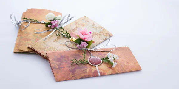 Hand made invitation with interesting decorations over grey background — Stock Photo, Image