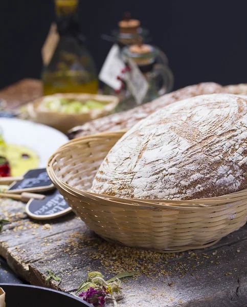Στρογγυλό ψωμί (σπιτικό) πάνω από το ρουστίκ φόντο — Φωτογραφία Αρχείου