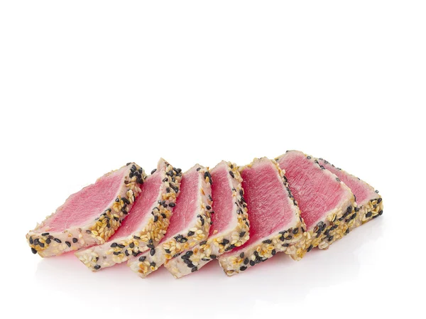Beyaz arka plan üzerinde izole susam ile ton balığı fileto — Stok fotoğraf