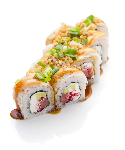 Sushi s krevety, avokádo lososem a sýrem nasypala s zelenou cibulkou. Tíseň Roll. S lahodnými omáčkami. Nad bílým pozadím. — Stock fotografie