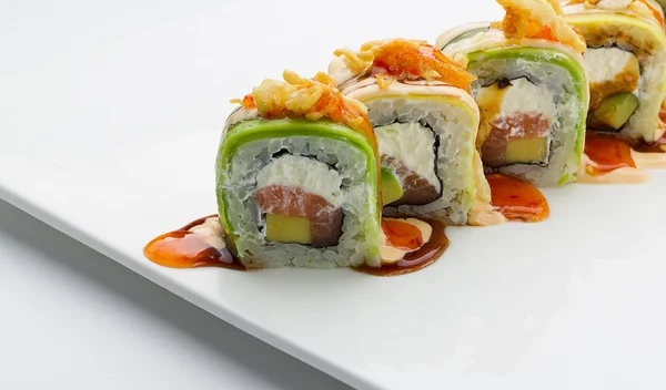 Avocado Sushi met zalm en kaas. Crunch roll. Kruiden sauzen. Over witte achtergrond. — Stockfoto