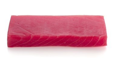 Beyaz arka plan üzerinde izole ton balığı filetosu