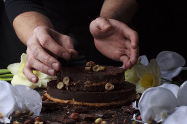 Şef fındık ile küçük çikolatalı kek dekorasyon.