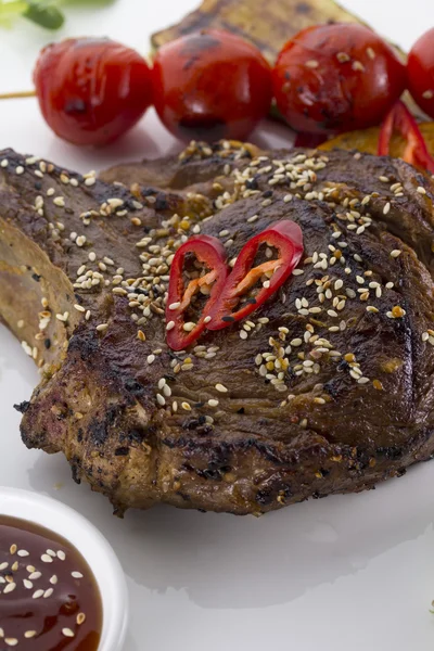 Marha steak tálalva paradicsom és egy fehér lapra szezámos — Stock Fotó