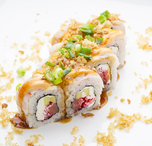 Sushi com camarão salmão de abacate e queijo espalhados com cebola verde. Crunch Roll. Com deliciosos molhos. Sobre fundo branco . — Fotografia de Stock