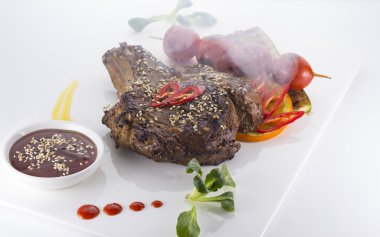 sığır eti biftek domates ve susam beyaz tabakta servis