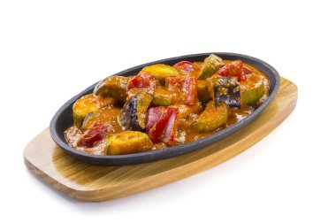 Beyaz arka plan üzerinde izole sıcak sebze Tay salatası