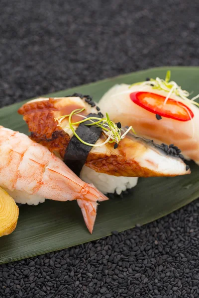 Japanische Küche. Sushi mit frischen Zutaten. — Stockfoto