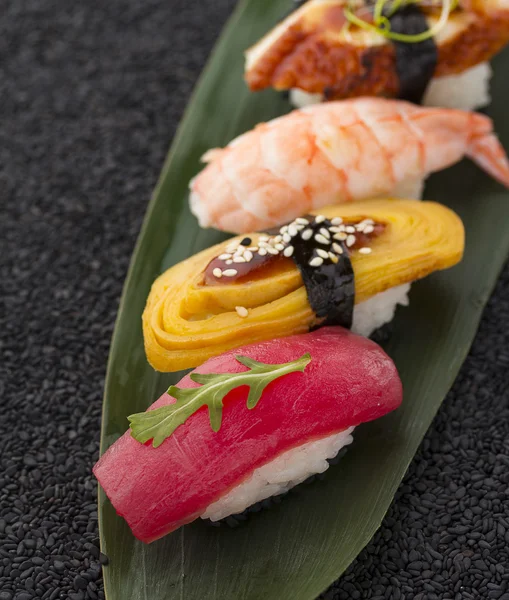 Japanese cuisine. Sushi with fresh ingredients. — Stock Photo, Image