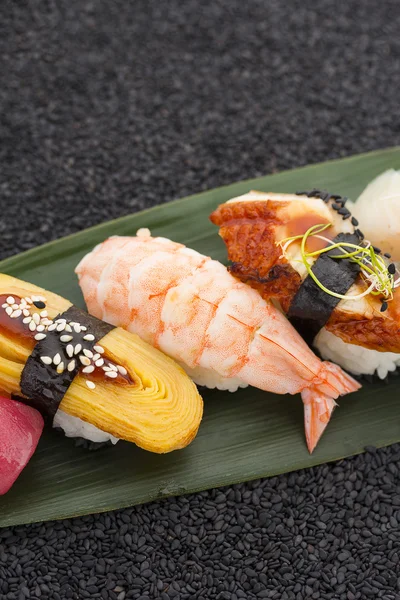 Japanische Küche. Sushi mit frischen Zutaten. — Stockfoto