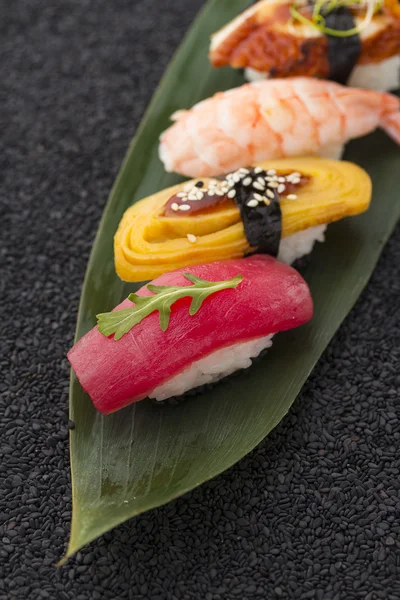 Cucina giapponese. Sushi con ingredienti freschi . — Foto Stock