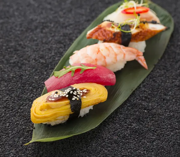 Japanse keuken. Sushi met verse ingrediënten. — Stockfoto