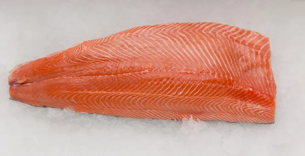 Filete de salmón de huevas frescas sobre hielo —  Fotos de Stock