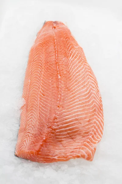 Verse roe Zalm Filet op ijs — Stockfoto