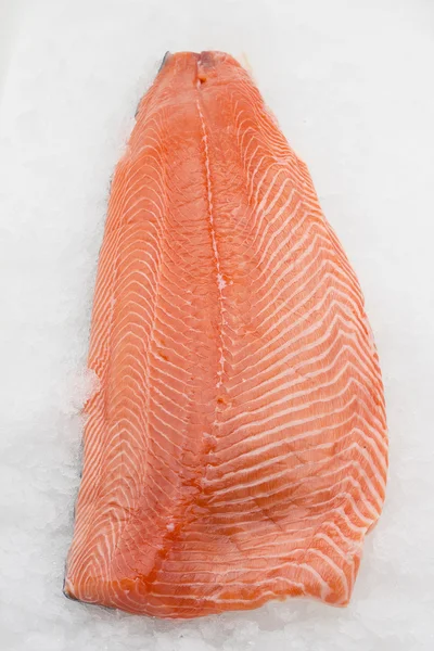 Verse roe Zalm Filet op ijs — Stockfoto