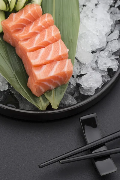 Cucina giapponese. Sushi con ingredienti freschi . — Foto Stock