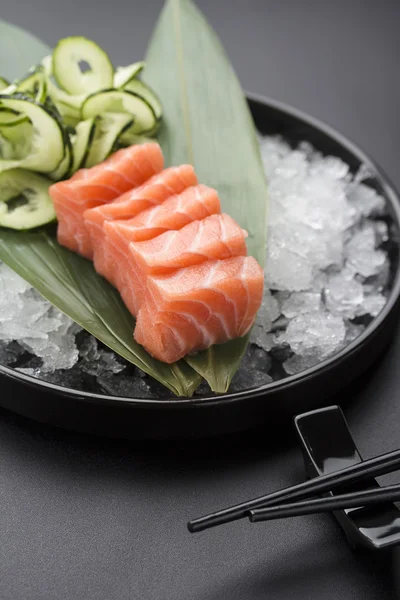 Japanese cuisine. Sushi with fresh ingredients. — Stock Photo, Image