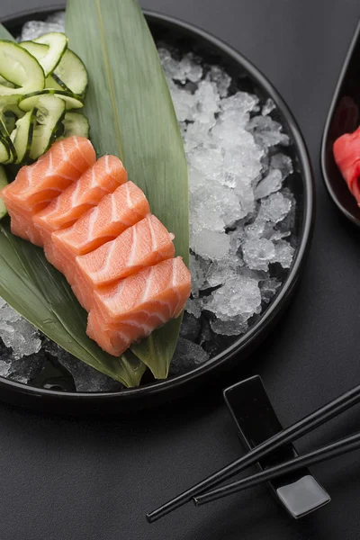 Cucina giapponese. Sushi con ingredienti freschi . — Foto Stock